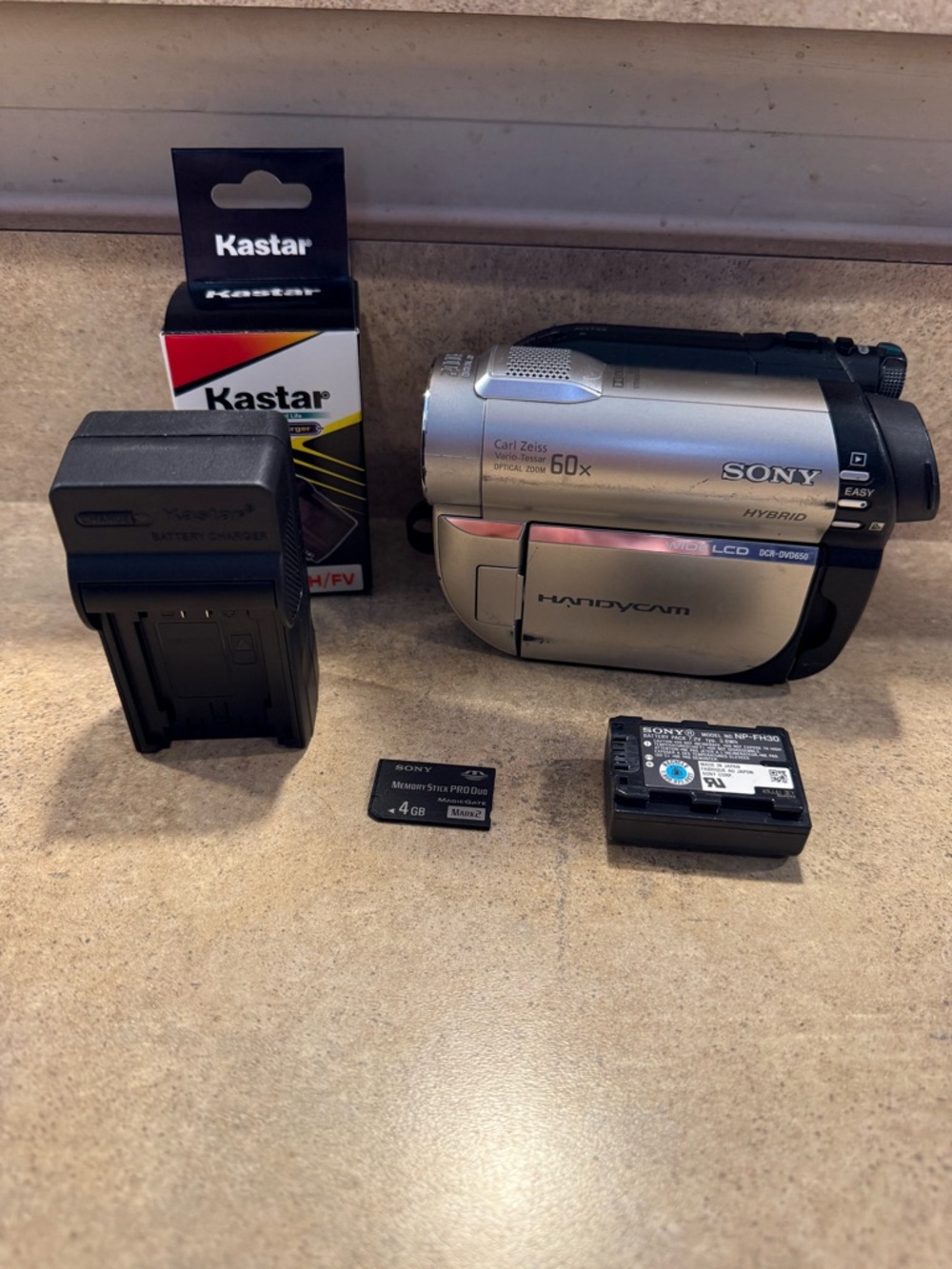 Sony Handycam Hybrid DCR-DVD650 Camcorder w/ Memory Stick Battery Charger Tested